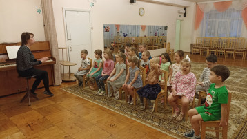 Знакомство с кружками. «Домисолька» Знакомство с кружками. «Домисолька».